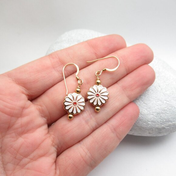 Enamel Daisy flower earrings - Picture 3 of 7